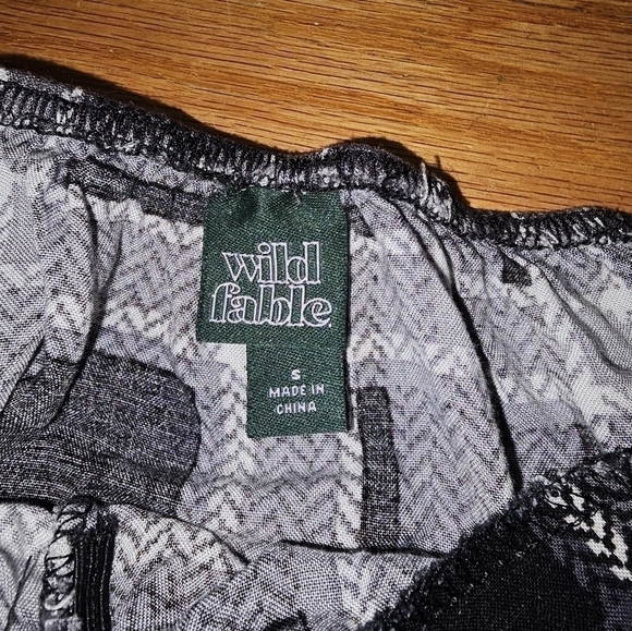 Wild Fable Black/White Ruched Long Sleeve Crop Top SZ S. - Picture 3 of 4